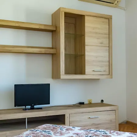 Apartment Prime Location With Free Parking