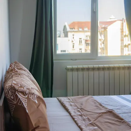 Apartment Prime Location With Free Parking *