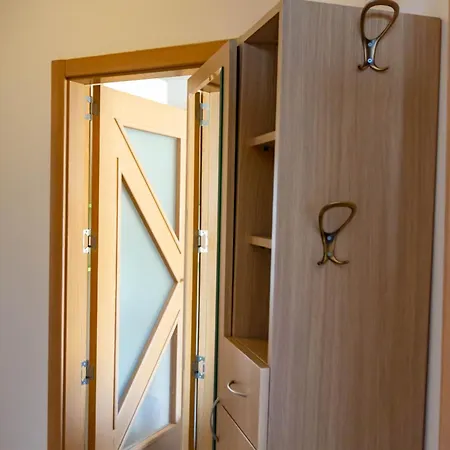 Prime Location With Free Parking Apartment *