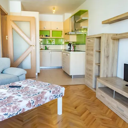 Prime Location With Free Parking Apartment *