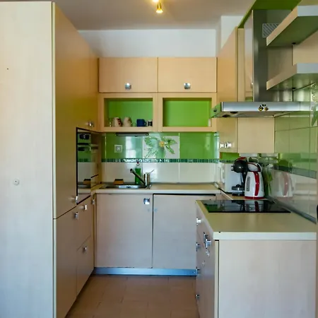 Prime Location With Free Parking Apartment *