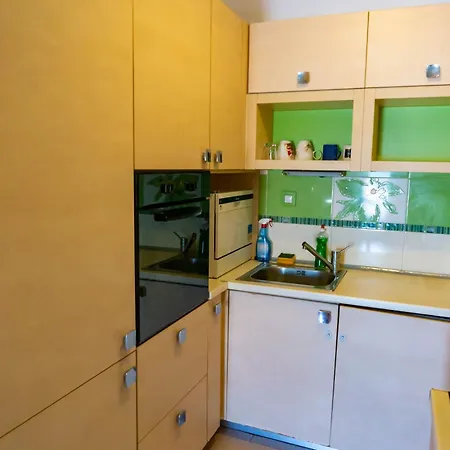 Prime Location With Free Parking Apartment *