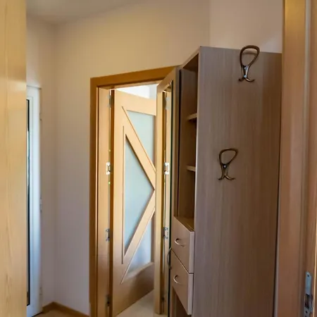 Prime Location With Free Parking Apartment *