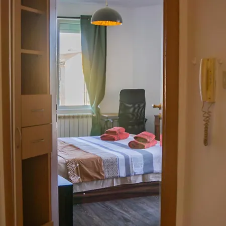 Prime Location With Free Parking Apartment *