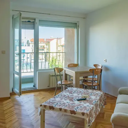 Apartment Prime Location With Free Parking