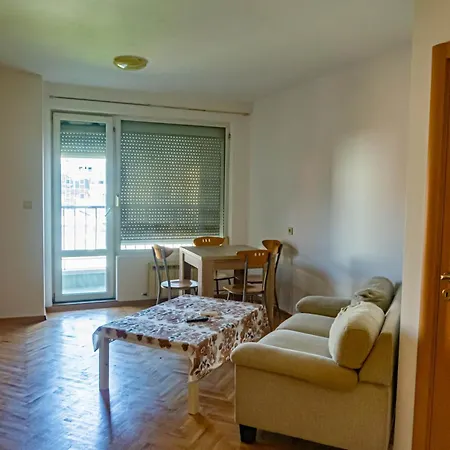 Prime Location With Free Parking Apartment *