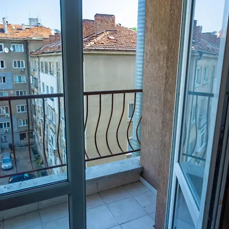 Prime Location With Free Parking Apartment