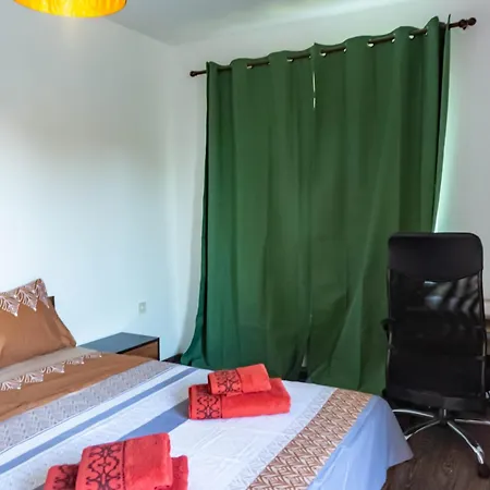 Apartment Prime Location With Free Parking *